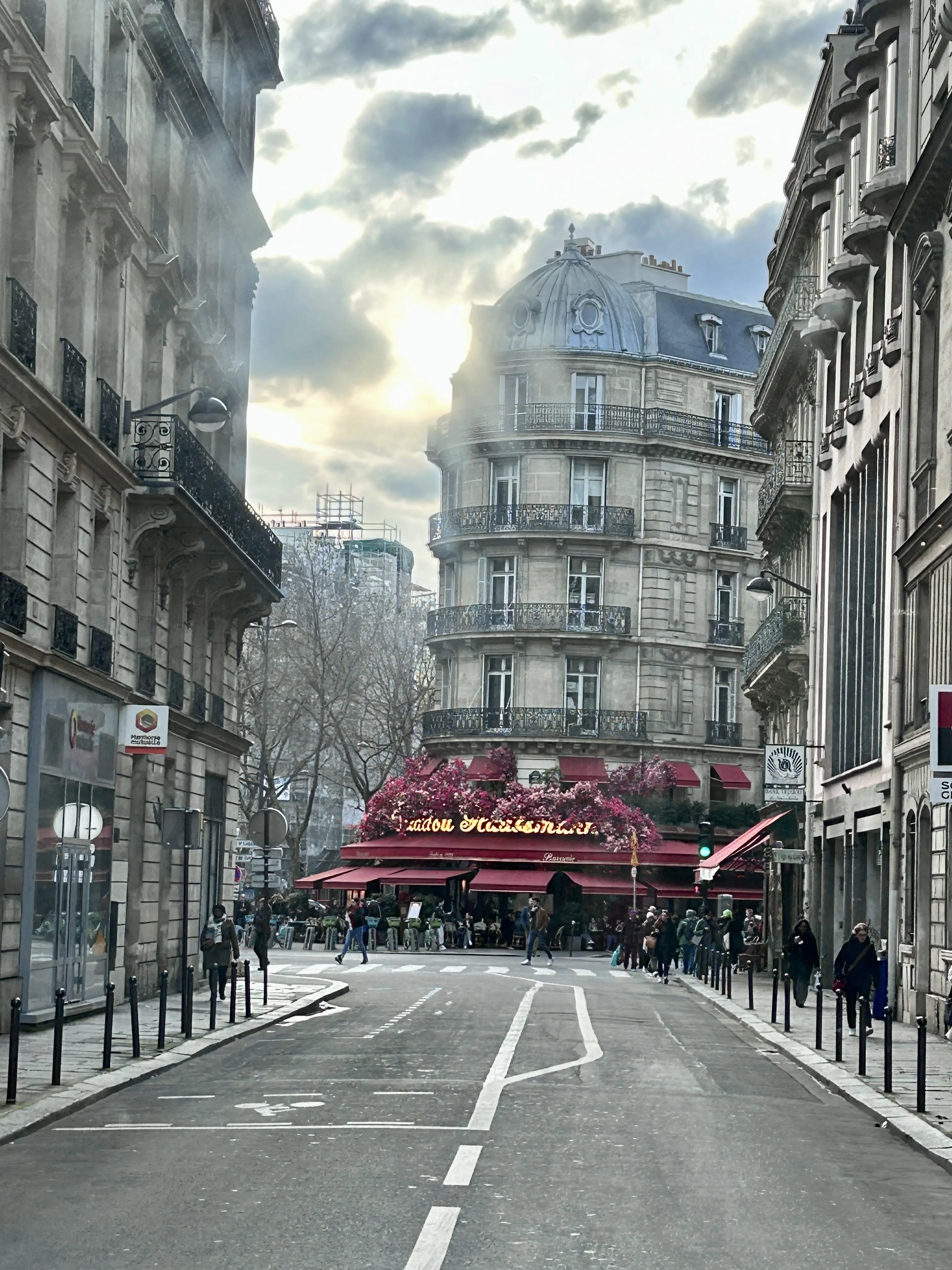バスから見たパリの街並み