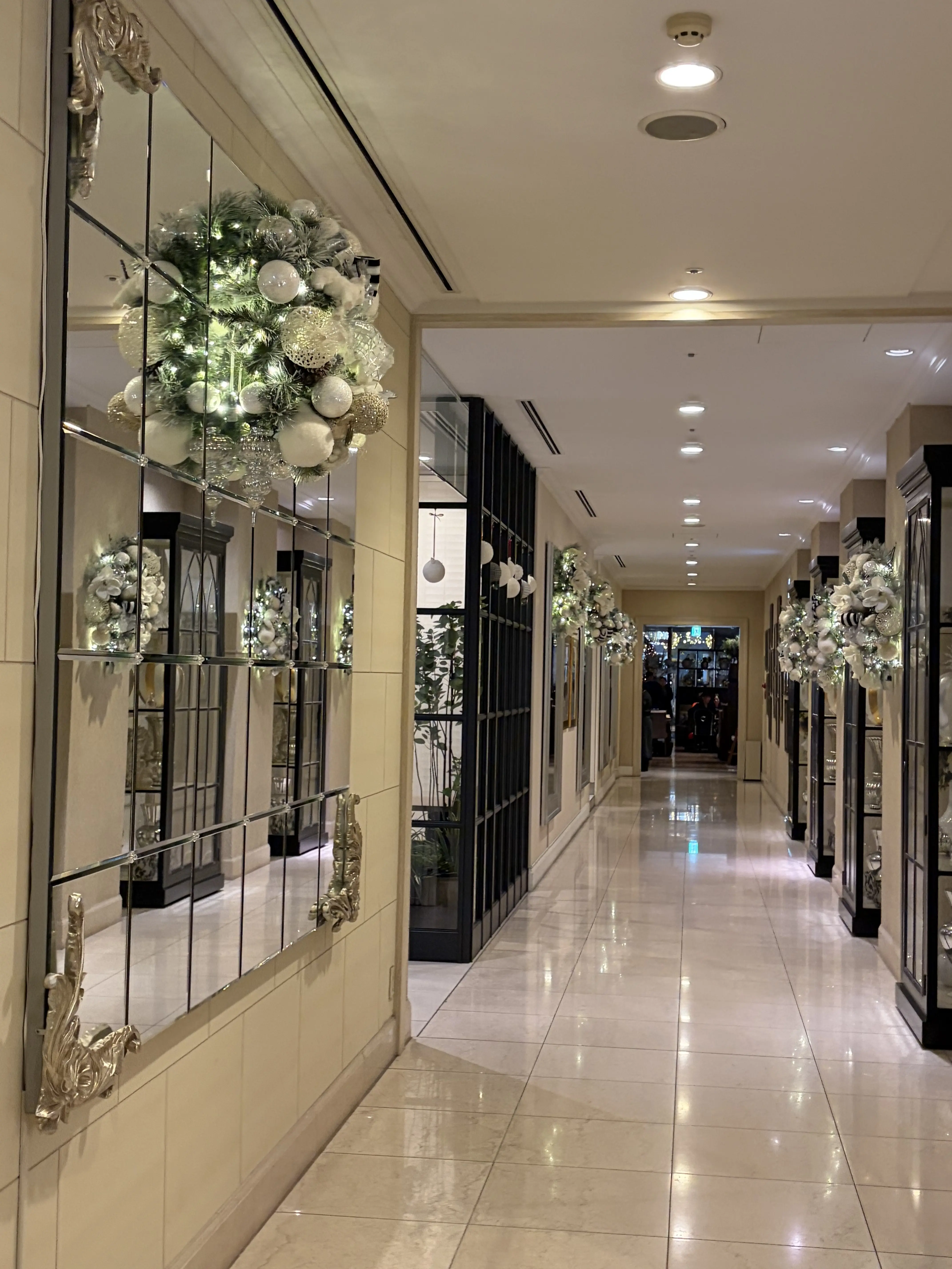 会場へと続く、美しい「ザ ストリングス 表参道」の廊下