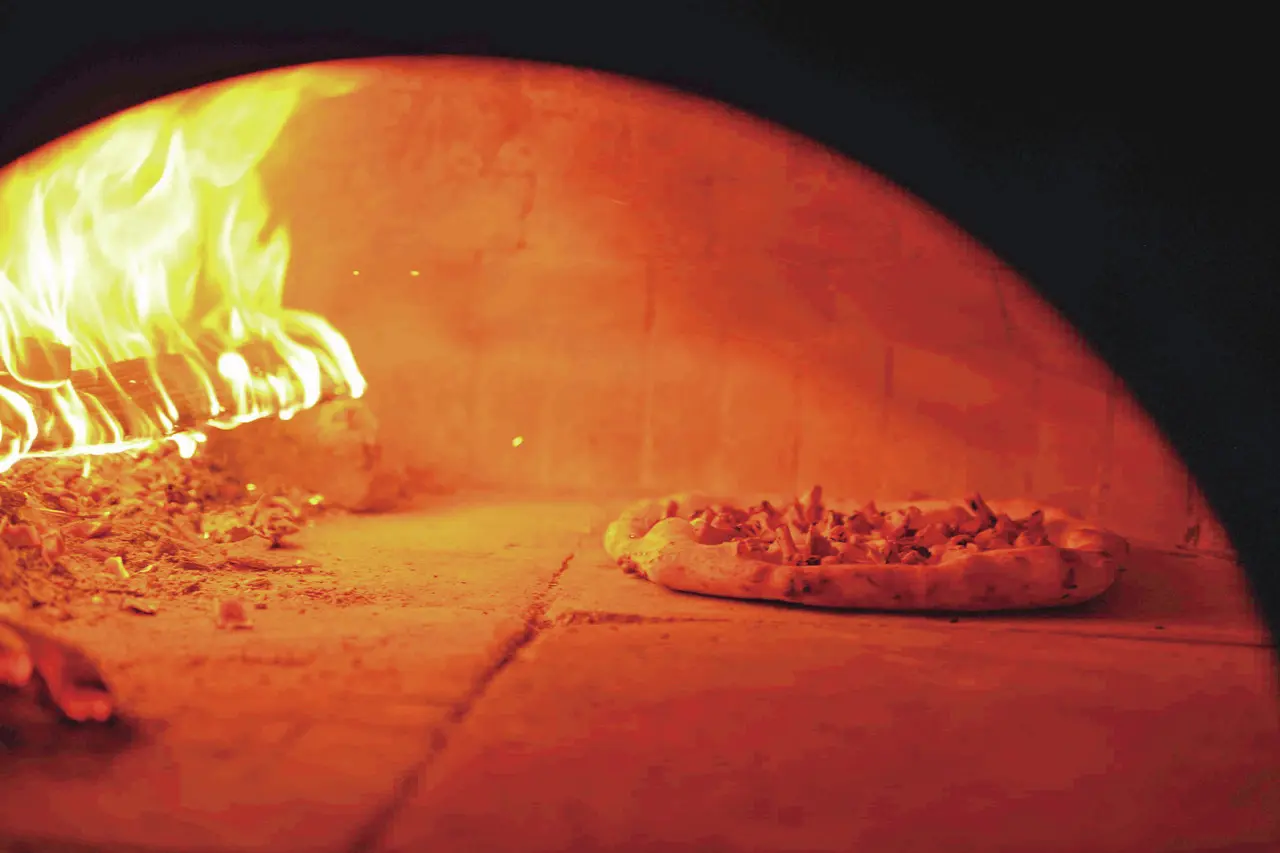 窯の中のナポリピッツァ