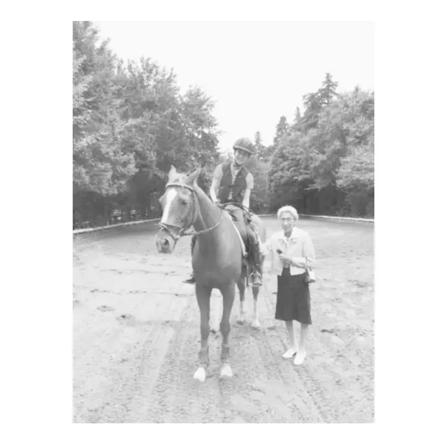 「母は私が馬に乗る姿を見るのが好きでした。のちにわかったんですが、母も旅先で父と乗馬を楽しむことがあったようです」