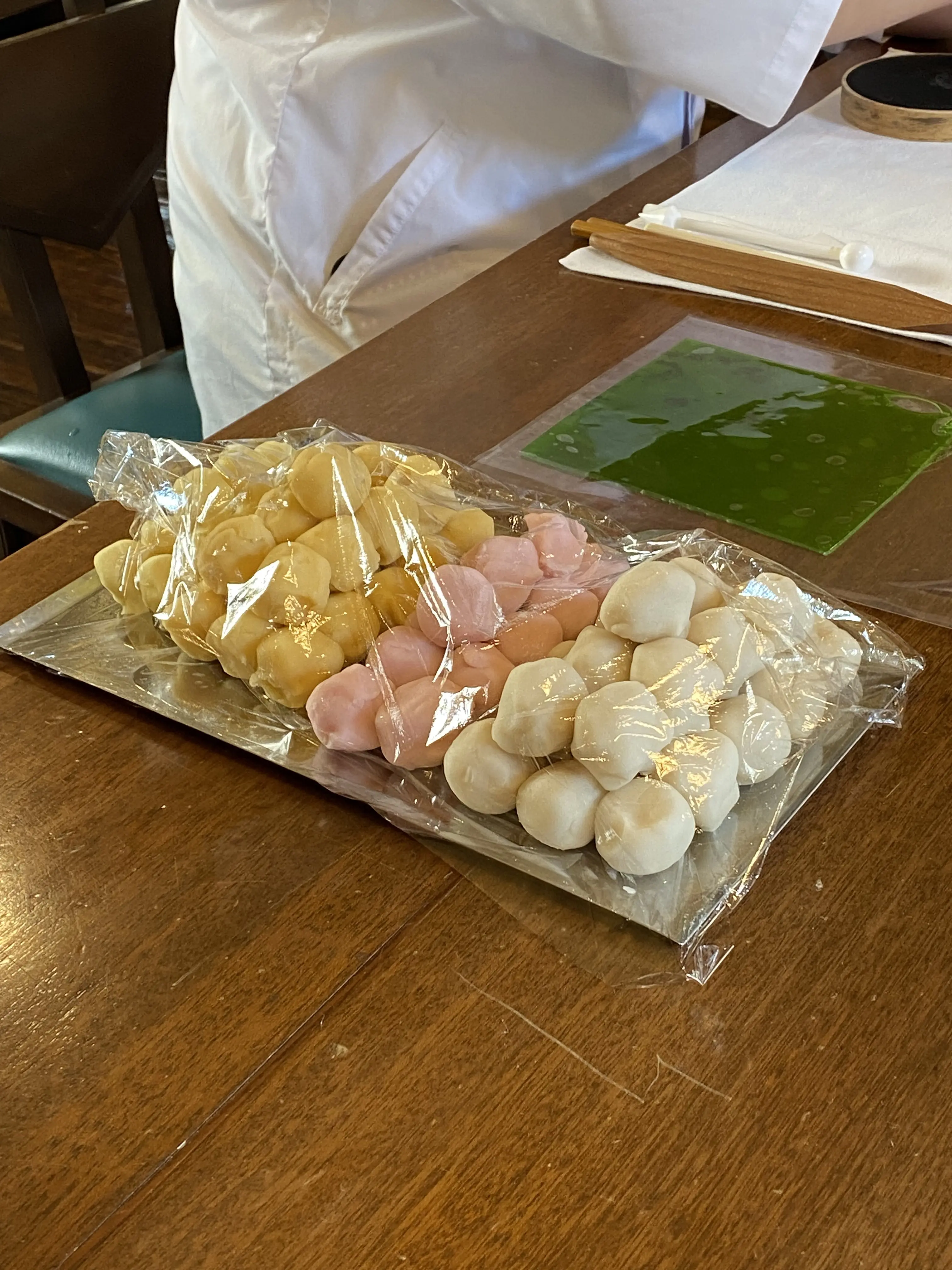 和菓子作りに使用する練り切り餡の色とりどりの素材。