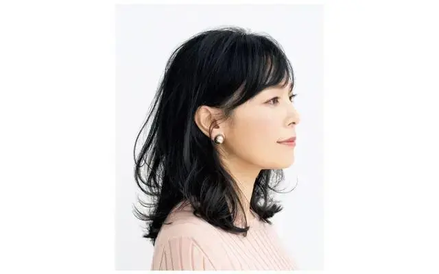 横から見た流し前髪のヘアスタイル