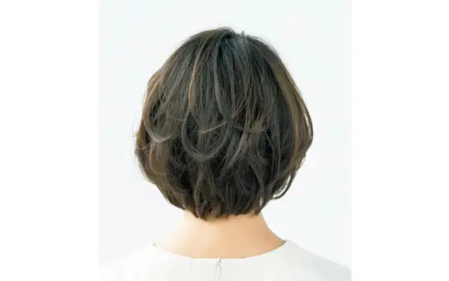 深め前髪で気になる生えぎわ、ふんわり感スタイルでトップも気にならない