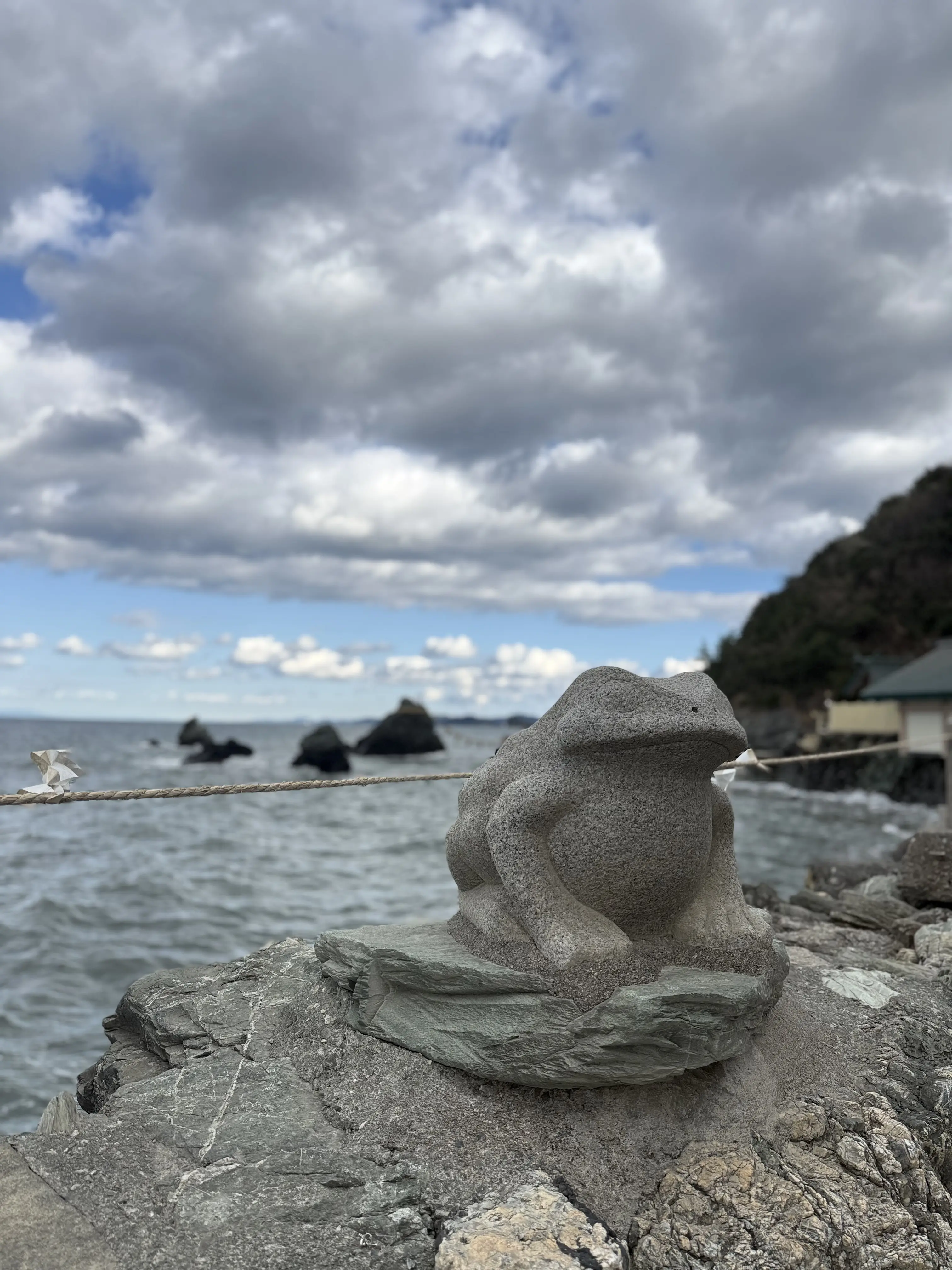 夫婦岩と、縁起の良いカエルが並ぶ二見興玉神社へ_1_5