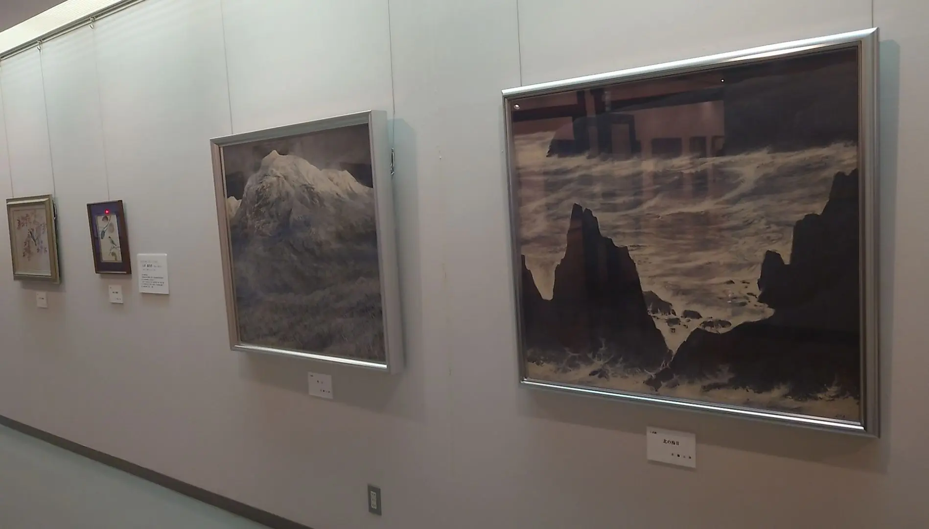 平福記念美術館の廊下の絵画