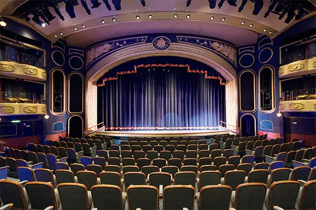 ロンドンのウエストエンドにある劇場を思わせる「ロイヤル・コート・シアター」。オリジナルのミュージカルやドラマ、ダンスショーなど、多彩なエンターテインメントプログラムが催される