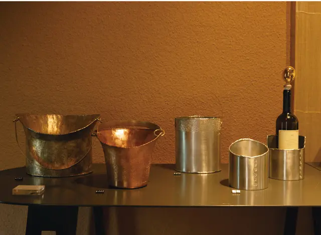 海外でも評価が高い金工作家、 ユン・ヨートン氏の作品。アルミ製W220,000〜、銅製W440,000〜、銀箔W770,000〜