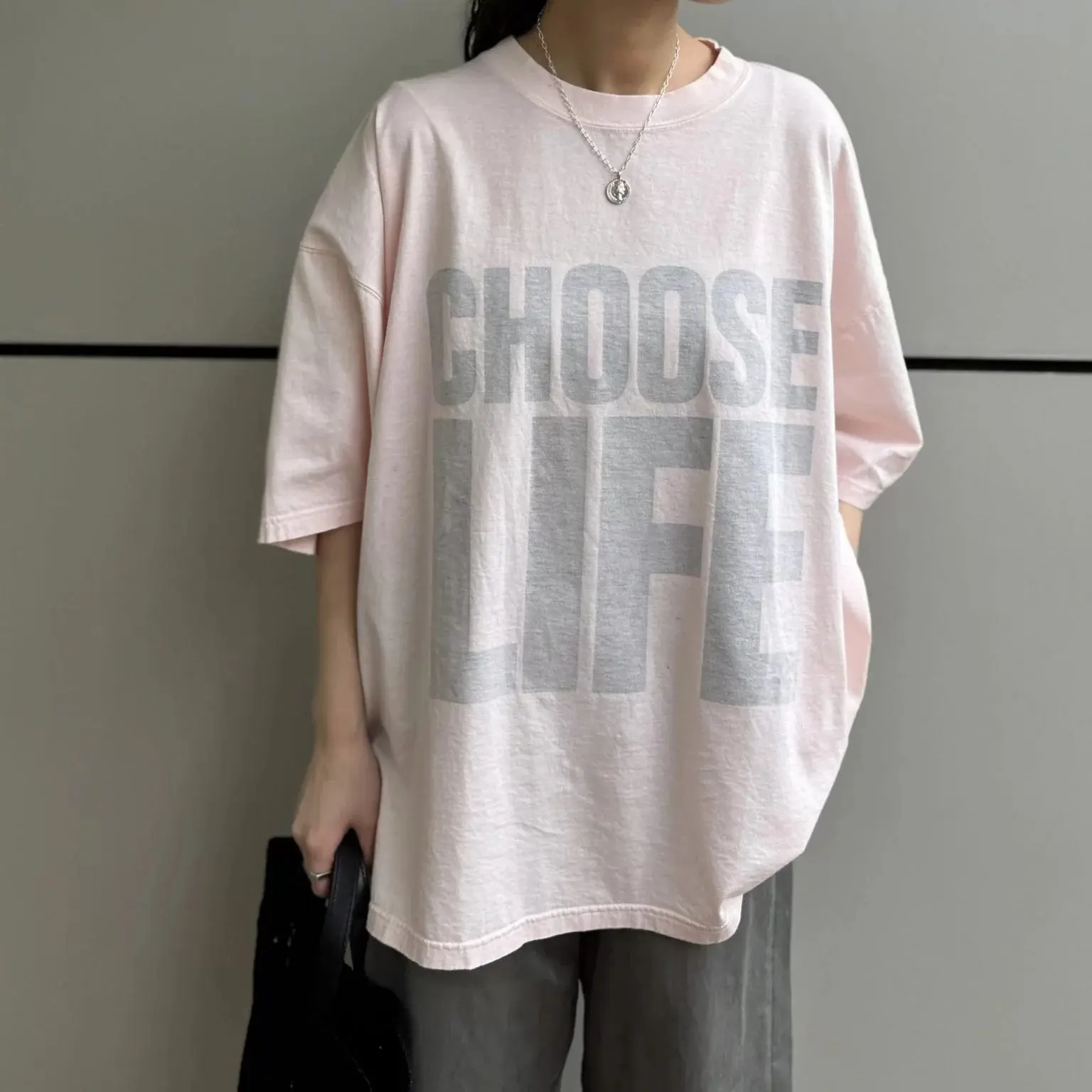 キャサリン・ハムネットの人気Tシャツが今年も登場！ 伝説のスローガンTをさらにエレガントに！エクラプレミアムだけの限定カラーが登場_1_2-3