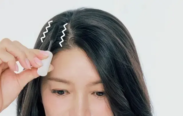 【マスカラタイプ】なら分け目の上で揺らすようにつける