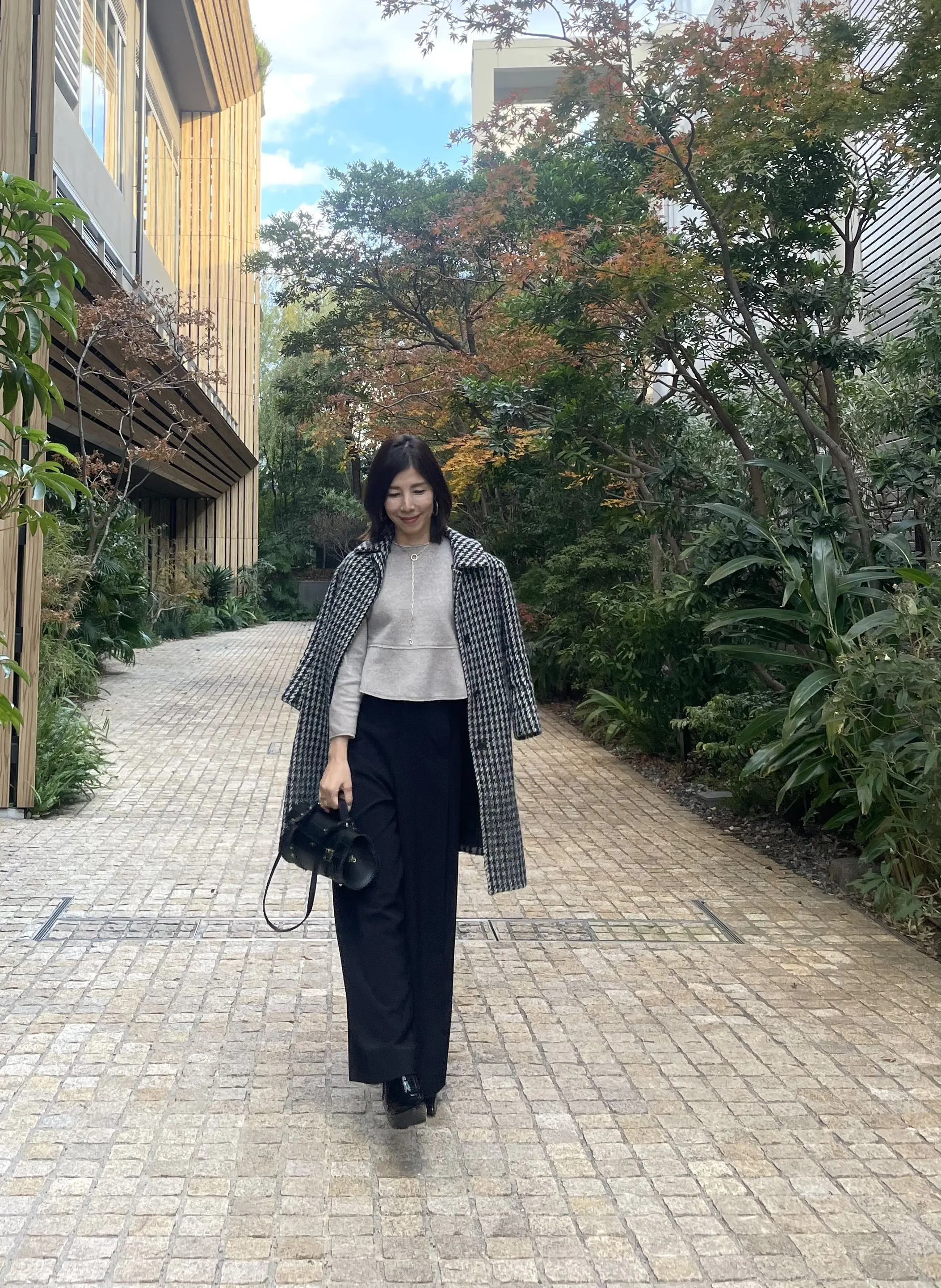 DRAWERのコートは存在感あり。