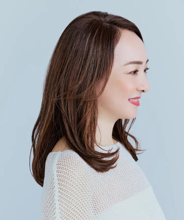 Webエクラ 横から見たミディアムヘアスタイル