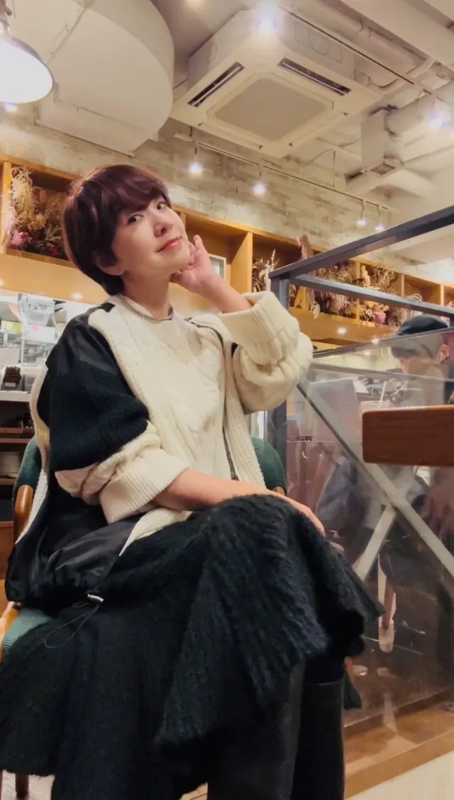 冬のショートヘアをレッドに　抜け感のある大人マッシュショート_1_3