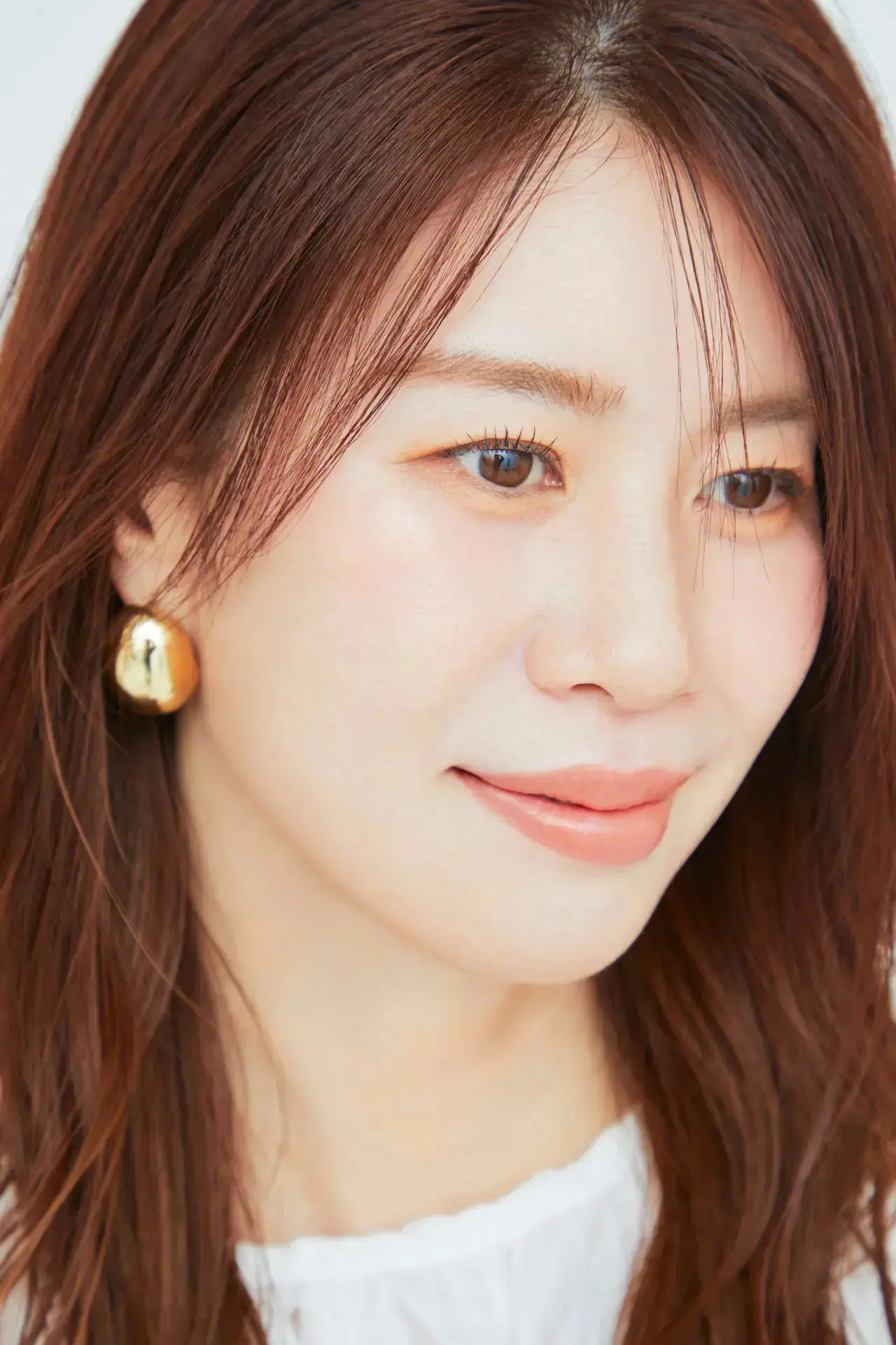 こめかみ部分の前髪は、サイドになじませず、あえて薄めに残して“影”として活用。