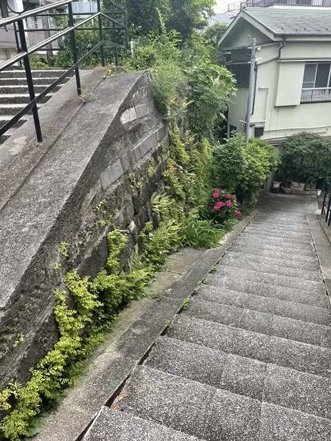 横浜の坂道にある階段