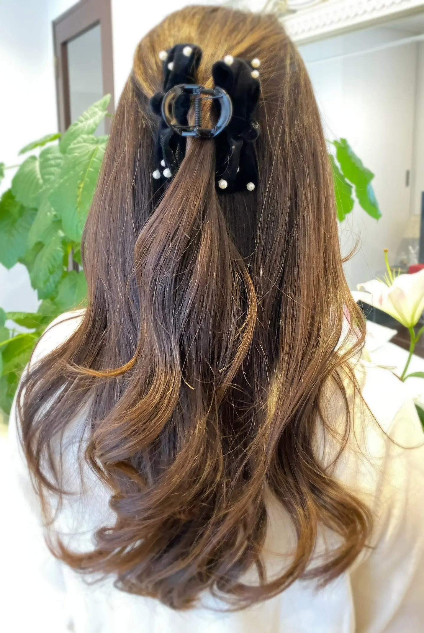 スリーコインズ、ベロアパールリボンバンスを使用したアラフィフロングのまとめ髪の後ろ姿