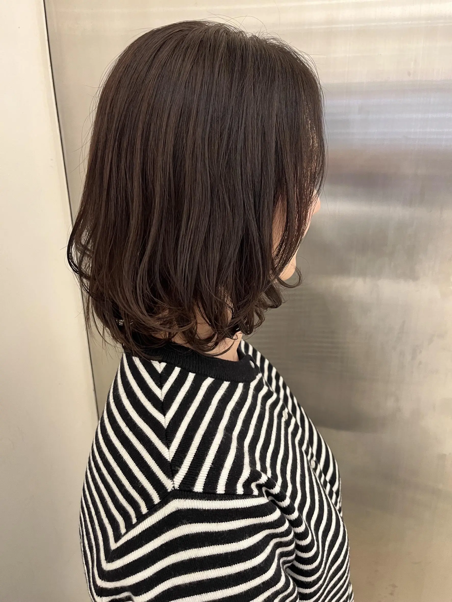 レイヤーを入れたミディアムヘアスタイル