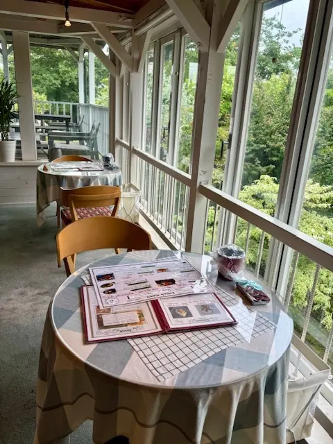 スニーカーコーデでバラの季節におすすめのCafe＆お散歩☆_1_2