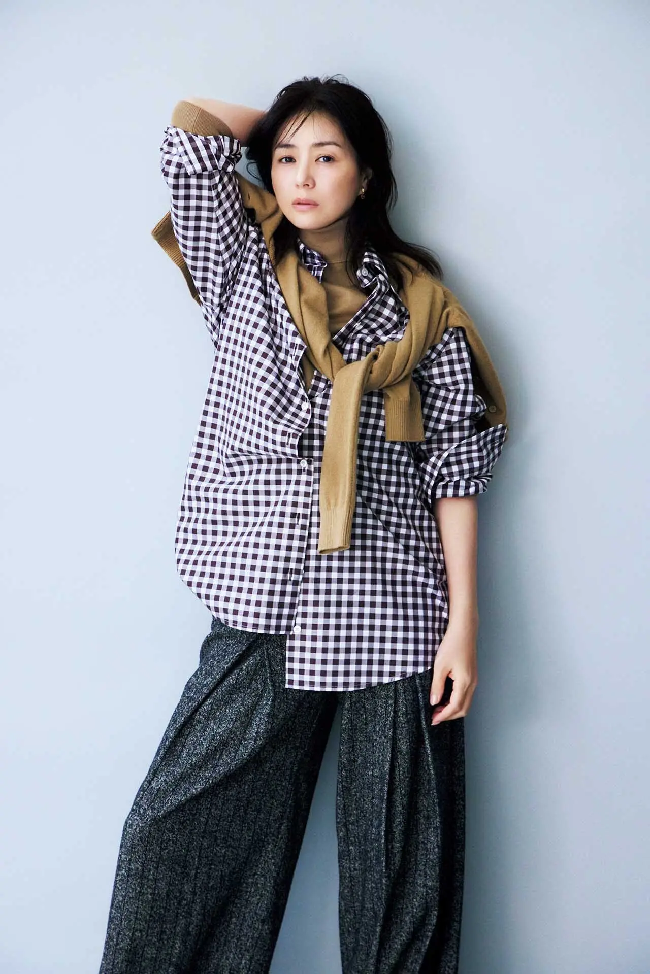 そっとしのばせた繊細な光沢が ボーイズライクな装いを マチュアに昇華する