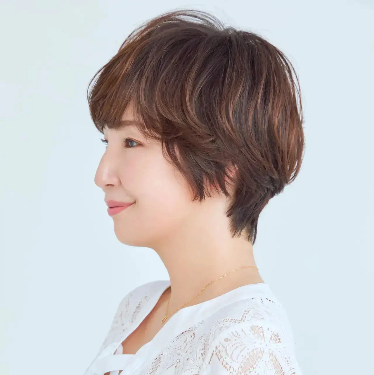 大人ショートの新解釈は、ボリュームではなく“丸み”フォルム