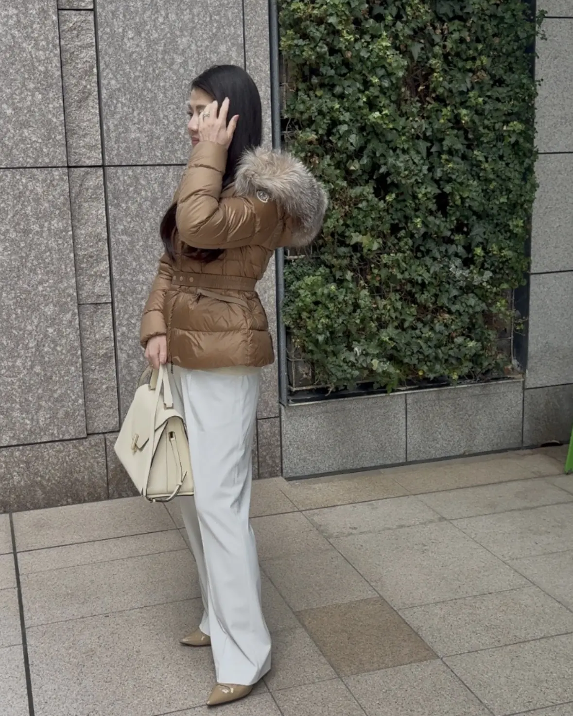 【UNIQLO】名品タックワイドパンツで更新する「冬の白」。品格漂う大人の着回し２選_1_9-1