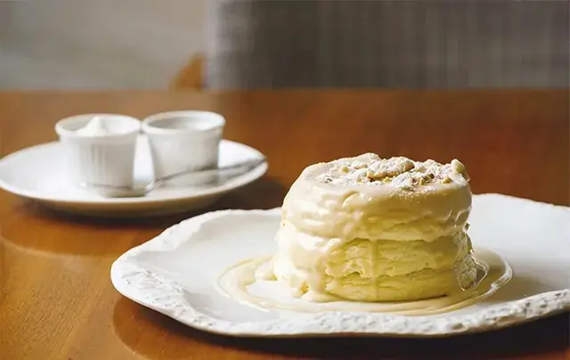「リコッタチーズのふわふわパンケーキ」(¥2,500)。一度は味わいたい食感とおいしさ