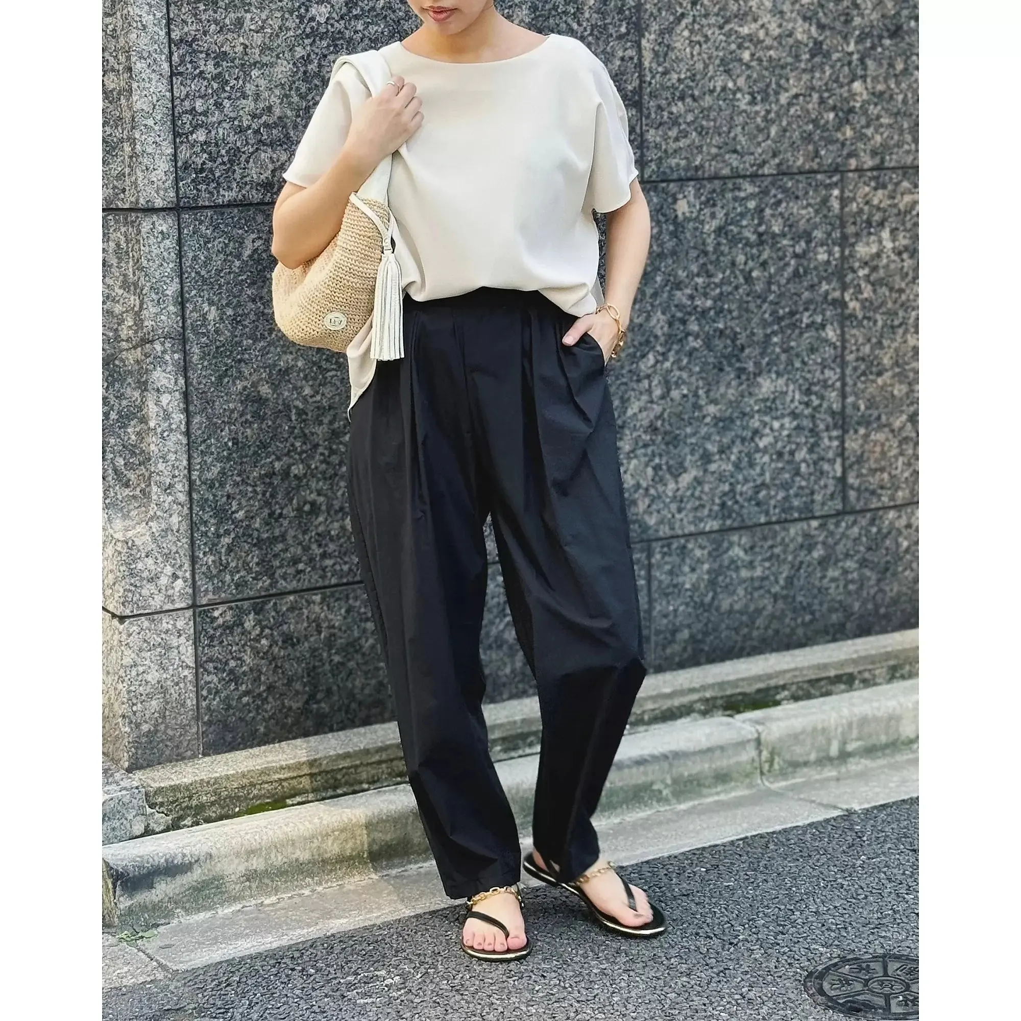 【50代 ブラウス】いちばん使える! 1着で“涼やかエレガンス”を叶える『とろみブラウス』主役の品格コーデ20選_1_9