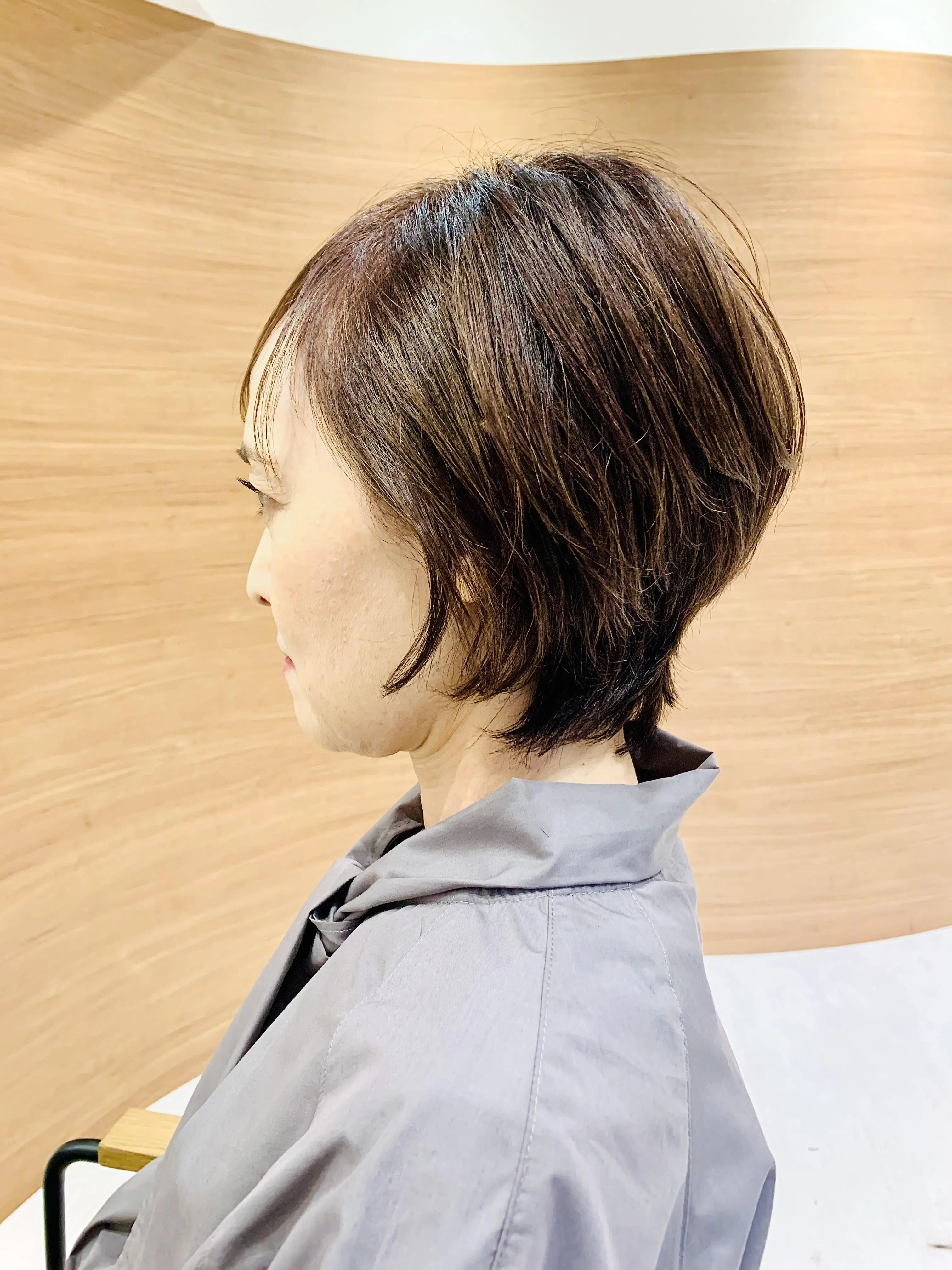 大人のひし形くびれショート　横から見たヘアスタイル