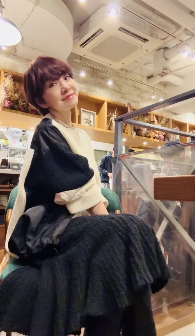 冬のショートヘアをレッドに　抜け感のある大人マッシュショート_1_4