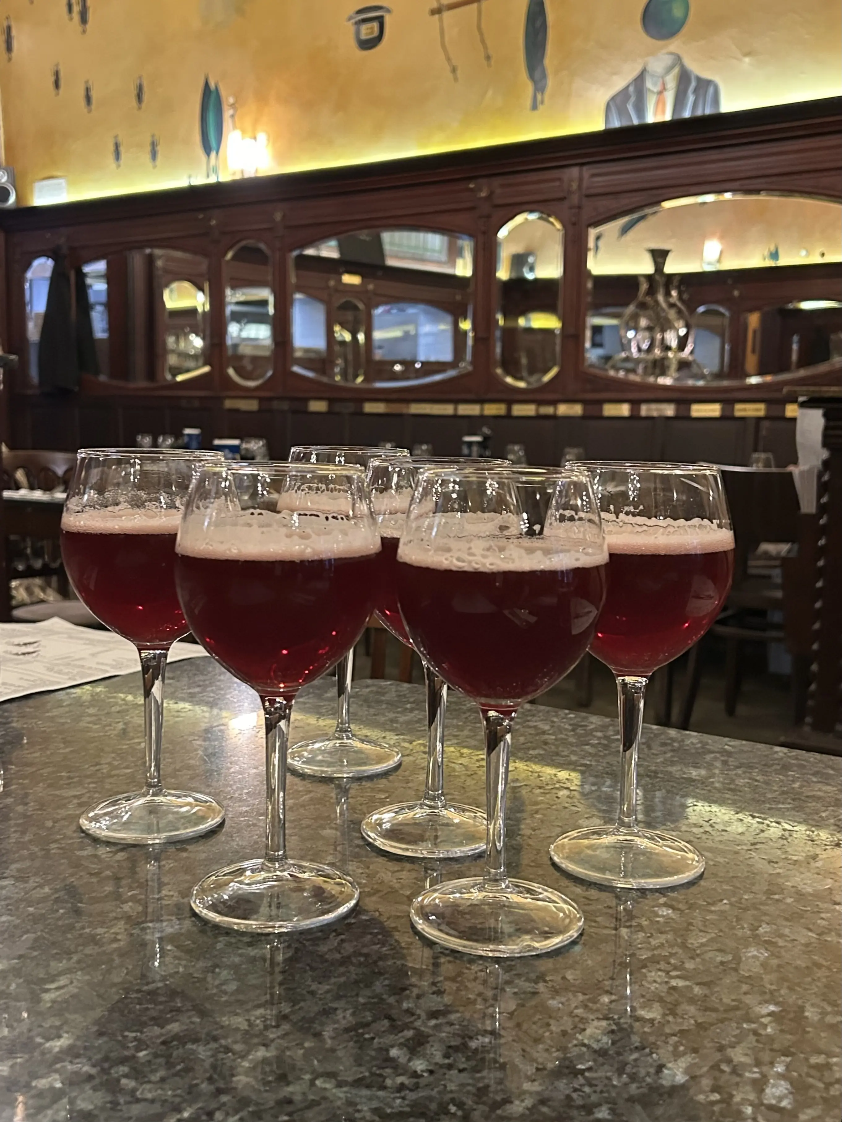 ブリュッセルの名店「La Roue D’or」　チェリービール　グラス