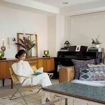 【モデル、コラムニスト・クリス-ウェブ佳子さんのお宅拝見】独自のセンスで家具や小物をミックス。唯一無二のエクレクティックなインテリア