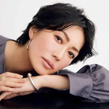 シックな装いの日のアイメイクは「グレイッシュシャドウ」【集う日の"ほど華”メイクアップ】