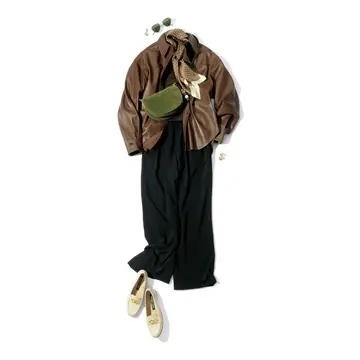 シーズンレスな黒パンツにはブラウンのレザーシャツを合わせて秋の空気をまとわせる。最低気温9℃｜11/29(土)【50代の毎日コーデ】