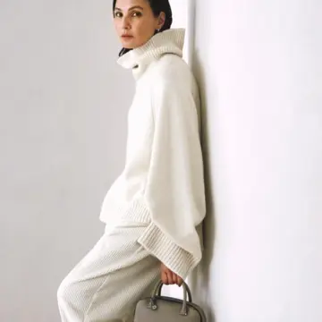 優しげなホワイトコーデはレオパード柄小物のスパイスでスタイリッシュさを加速。最低気温1℃｜1/25(日)【50代の毎日コーデ】