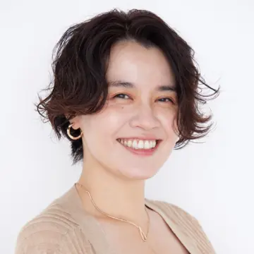 うねりにパーマをプラス！悩みを逆手に取ったショートスタイルで小顔見え【50代髪型・ヘアスタイル】
