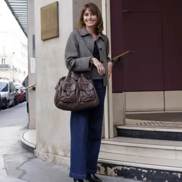 暖冬でも気軽にはおれる”ショート丈アウター”。40代・50代はこう着ると素敵【パリ・ミラノのおしゃれマダムSNAP 2025-2026冬】