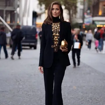 オールブラックコーデを華やかに見せるテクニック【おしゃれな大人は何着てる？海外ファッションSNAP】