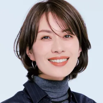 気になる白髪はしっかり染めても、透明感ある印象に。“トリプルアプローチ”のシアーベージュ【人気ヘアサロンの最旬明るめカラー】