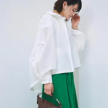 スカート見えするフレアパンツで休日のアクティブコーデにも女性らしい華やかさを加えて。気温33℃｜7/20(日)【50代の毎日コーデ】