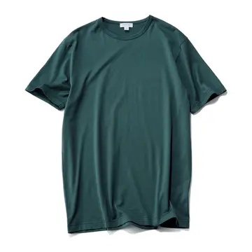 体のラインを引き立てるTシャツで、品格のあるコーデに【新・スタメンTシャツ】