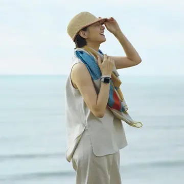【富岡佳子、空と、大地と、エルメスと】初夏のおしゃれを彩るエルメスのスカーフ、帽子、時計