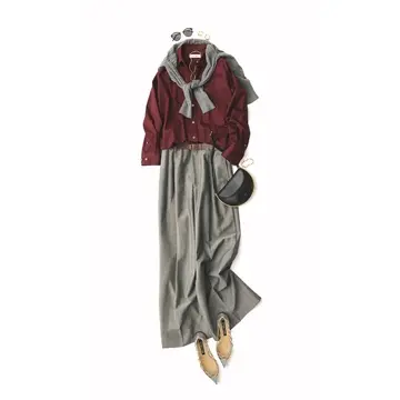 ボルドー×グレーの洗練配色で秋らしさと上品さをまとった装いを完成させる。最高気温18℃｜11/11(火)【50代の毎日コーデ】
