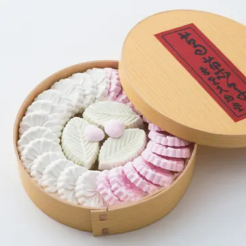 吉野の山桜の様を模した口溶けのよい葛菓子の逸品　吉野久助堂の「葛菓子」