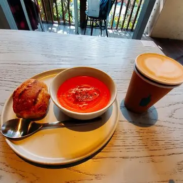 スープとパンのプレート、カフェラテと