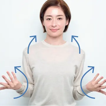 顔と頭が引き上がり、目も開きやすくなる「わき&amp;背面ほぐし」でぱっちり目もとに