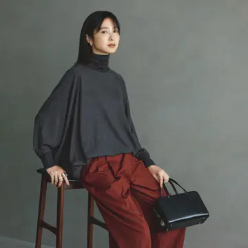 気品漂うグレー×ボルドーの配色でシンプルなワンツーコーデも洗練度がアップ！気温8℃｜1/26(月)【50代の毎日コーデ】