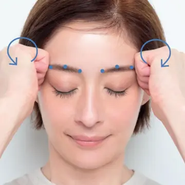 50代、凝りをほぐしてぱっちり目に！手軽にできる「3点額ほぐし」メソッド