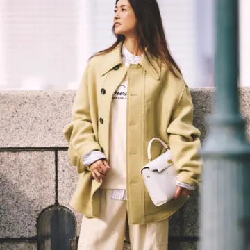 ぬくもり感も高まるクリーミーなカラーが、冬のカジュアルコーデを洗練させる。気温11℃｜12/22(月)【50代の毎日コーデ】