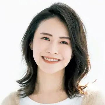 秋風に揺れる髪が女性らしい！40代に似合う「おしゃれなミディアムヘア」22選