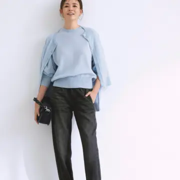 王道ツインニットとデニム風ジョガーパンツの抜け感で今どきなバランスに仕上げる。最高気温17℃|10/31(金)【50代の毎日コーデ】