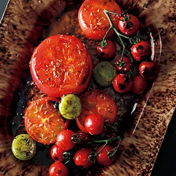 ごちそう夏野菜、トマトのうま味が凝縮した「焼きトマトのクミン、ライムマリネ」
